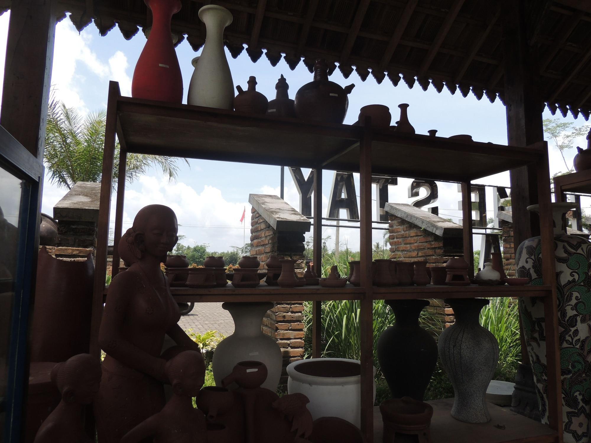 Balkondes Karanganyar Pottery Academy Hotel Magelang Buitenkant foto