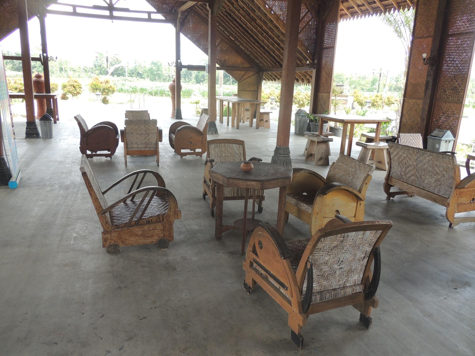 Balkondes Karanganyar Pottery Academy Hotel Magelang Buitenkant foto